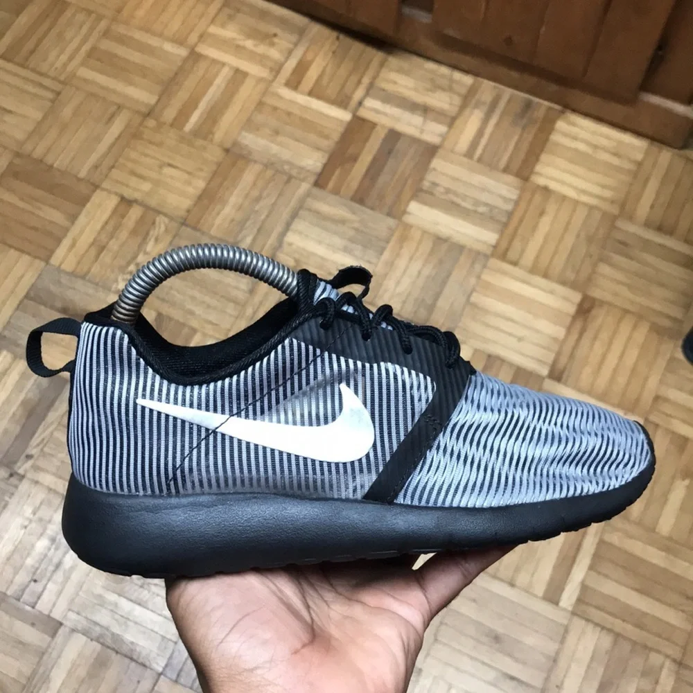 Nike Roshe Run Flight Weight “Black Silver”